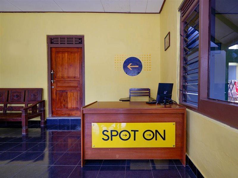 SPOT ON 2821 Griya Kawula Syariah Hotel Surakarta  Bagian luar foto