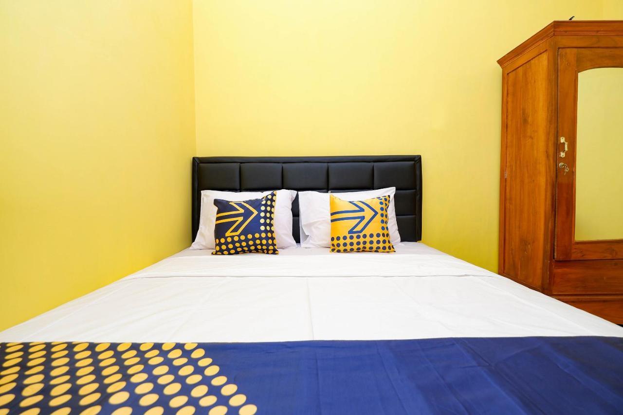 SPOT ON 2821 Griya Kawula Syariah Hotel Surakarta  Bagian luar foto