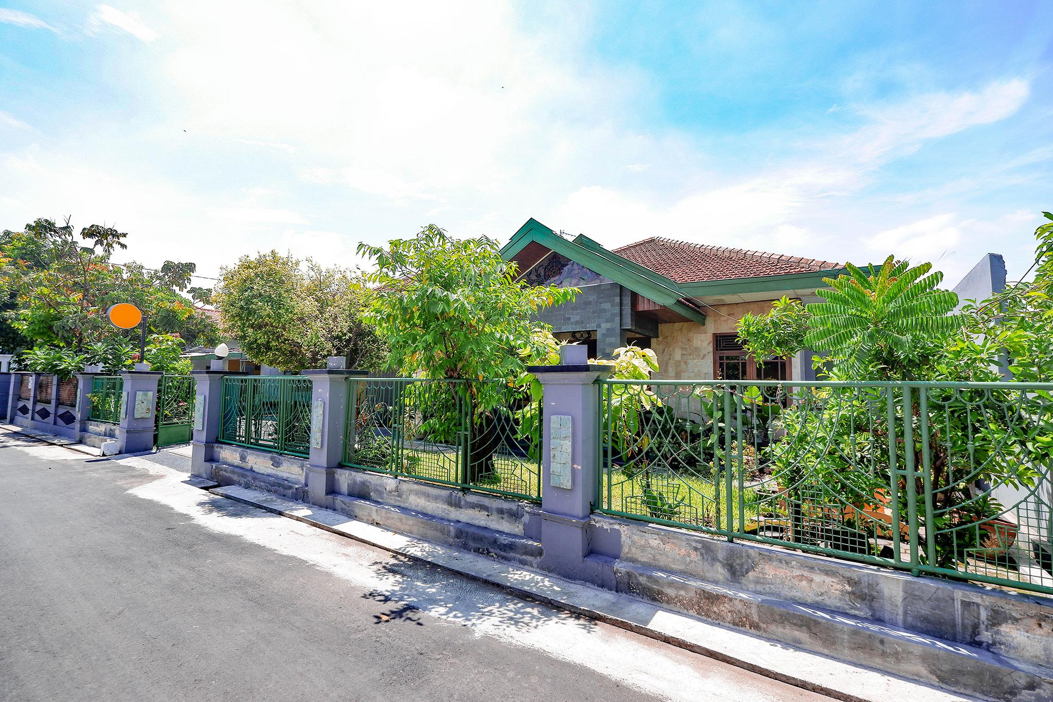 SPOT ON 2821 Griya Kawula Syariah Hotel Surakarta  Bagian luar foto