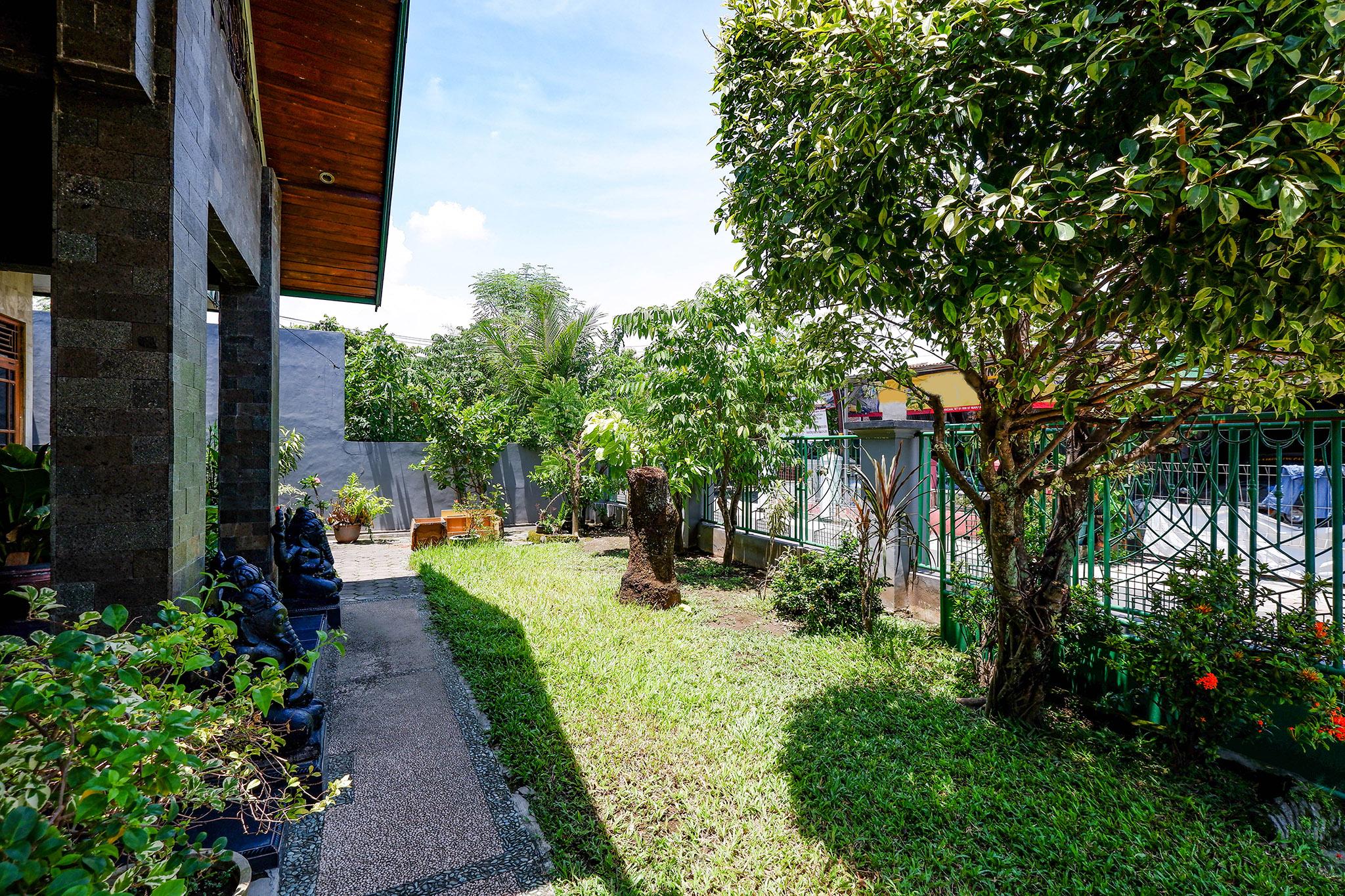 SPOT ON 2821 Griya Kawula Syariah Hotel Surakarta  Bagian luar foto