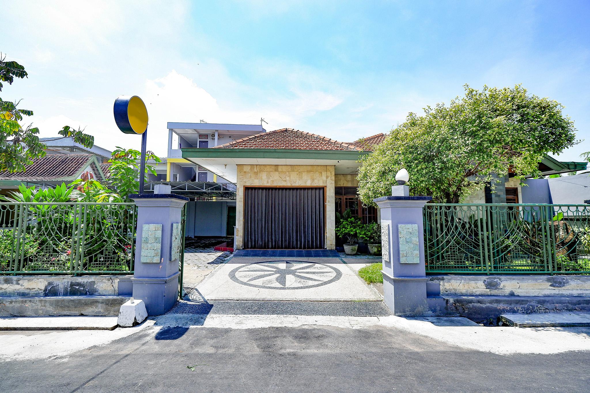 SPOT ON 2821 Griya Kawula Syariah Hotel Surakarta  Bagian luar foto