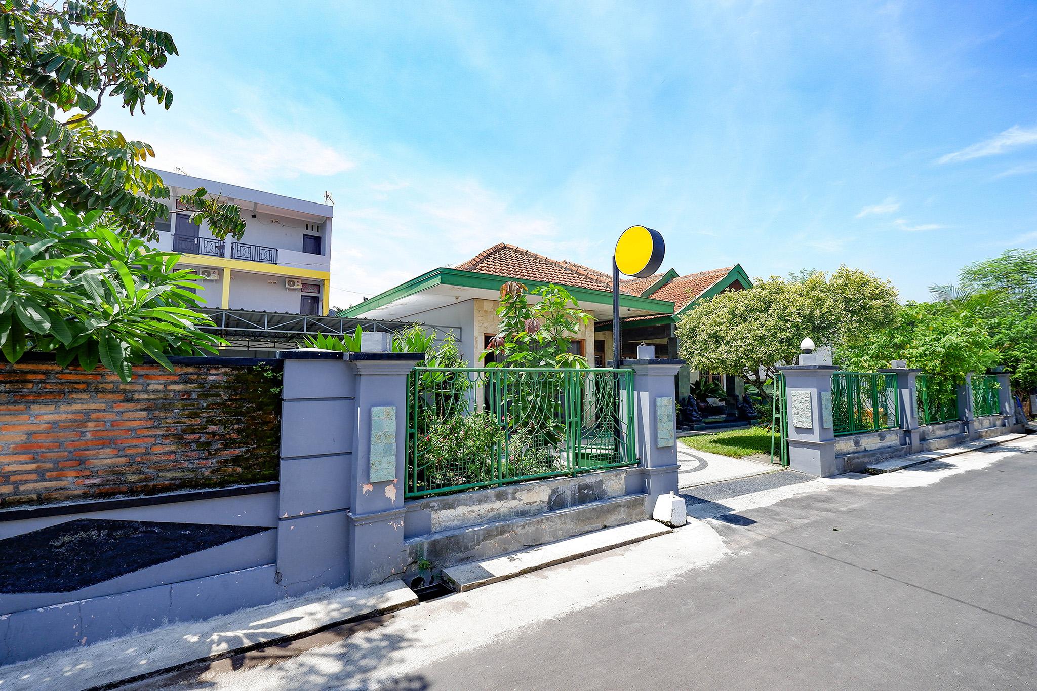 SPOT ON 2821 Griya Kawula Syariah Hotel Surakarta  Bagian luar foto
