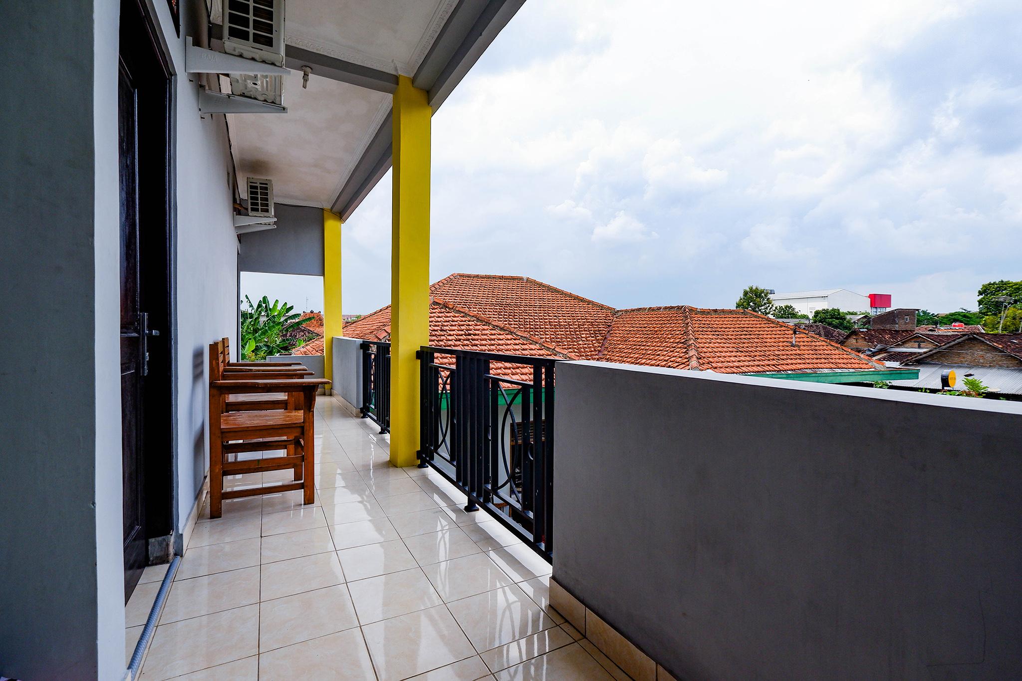 SPOT ON 2821 Griya Kawula Syariah Hotel Surakarta  Bagian luar foto