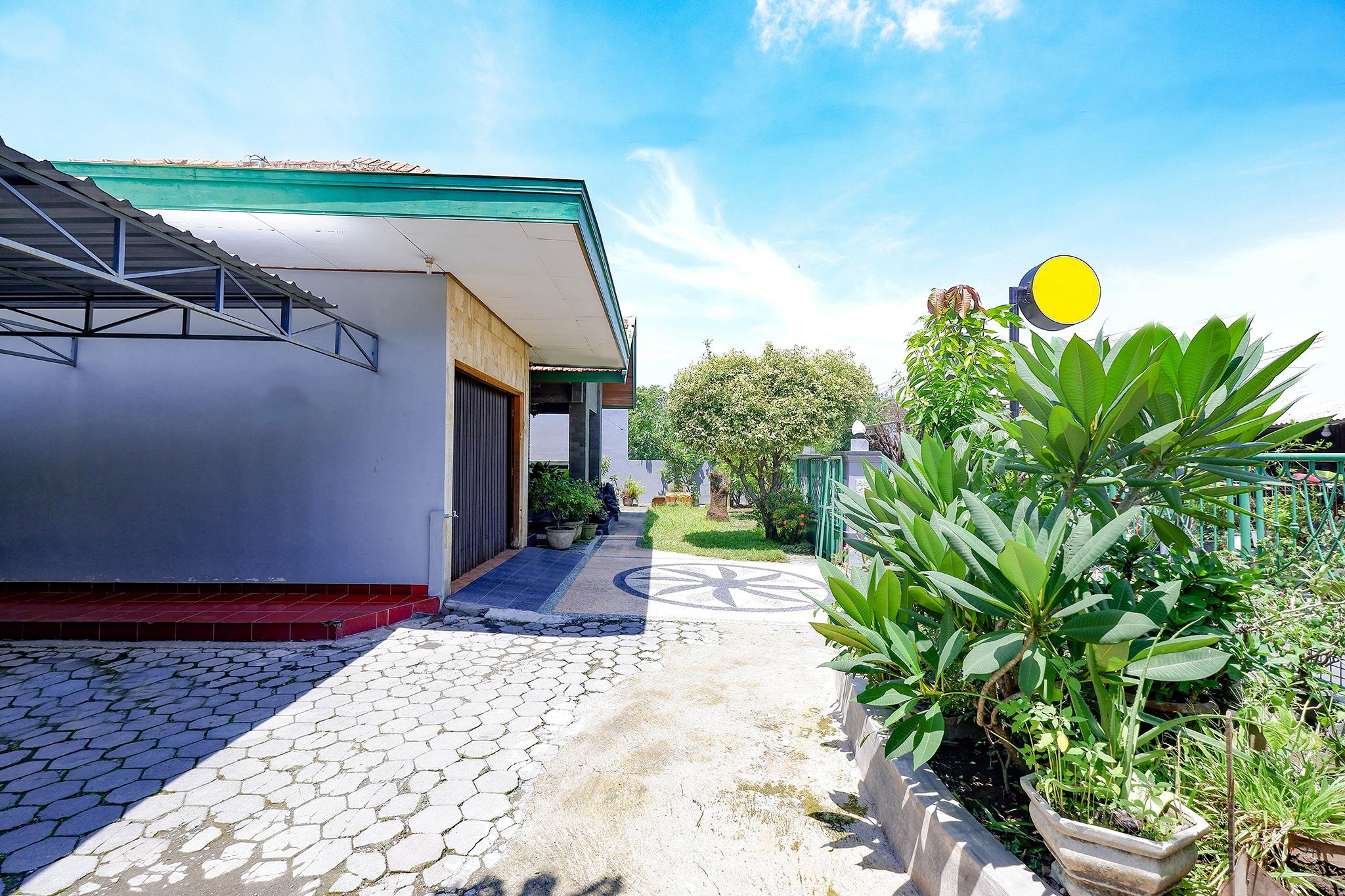 SPOT ON 2821 Griya Kawula Syariah Hotel Surakarta  Bagian luar foto